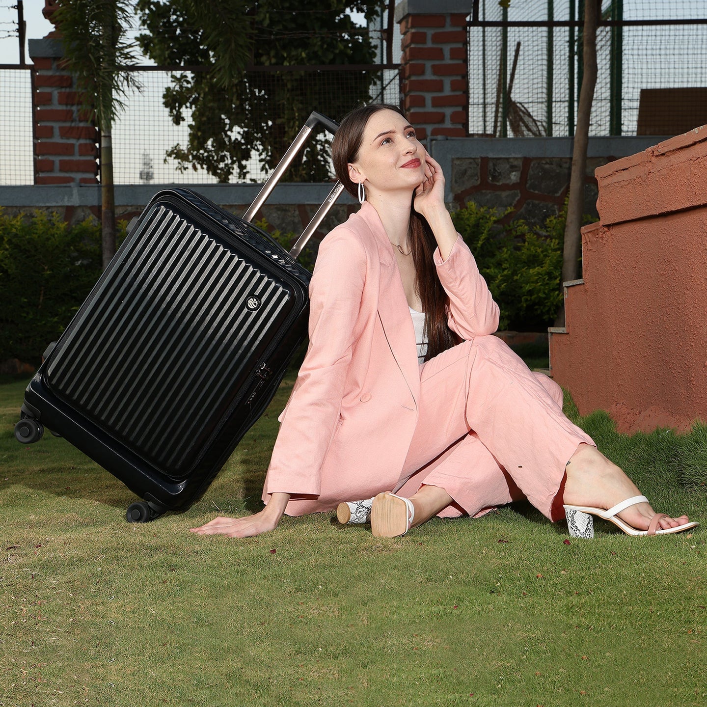 PERQUISITE Y2K LUXE HARD BLACK 24"